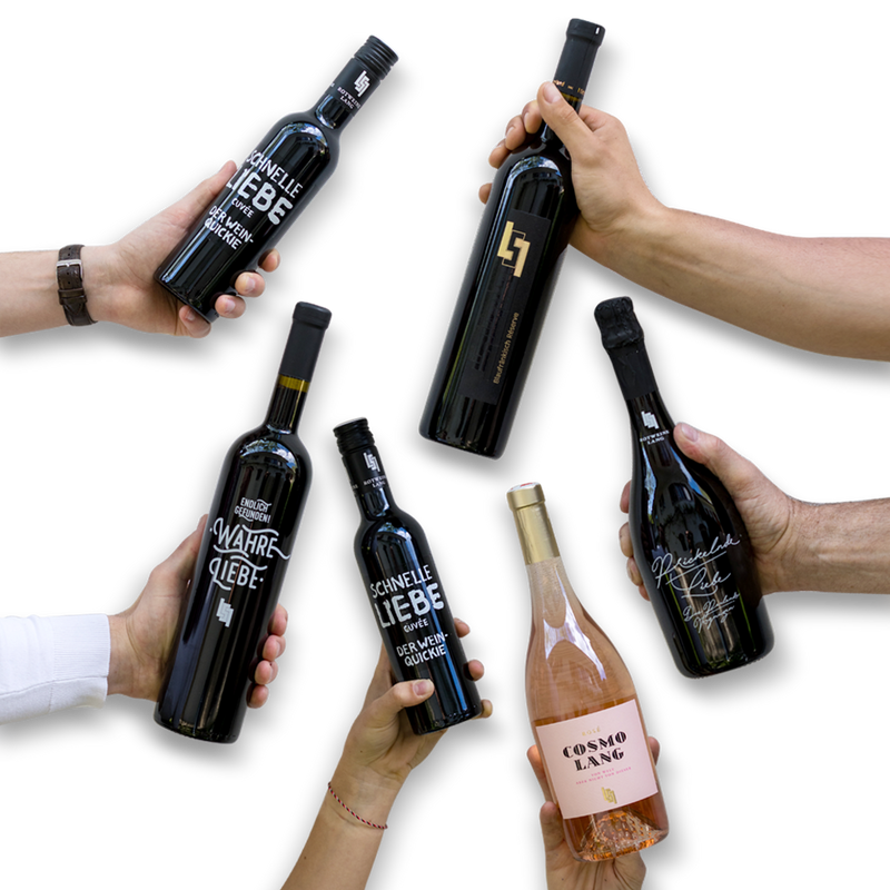 Hände stoßen mit den fünf Weinen des Starterpakets an