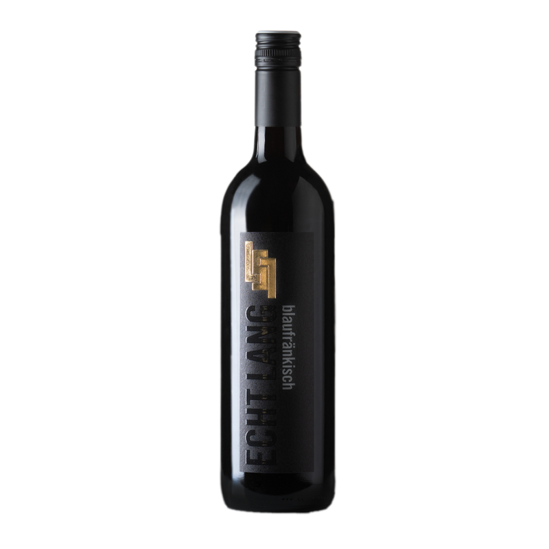Flasche Blaufränkisch Echt Lang mit geprägtem schwarzem Etikett und Goldmonogramm