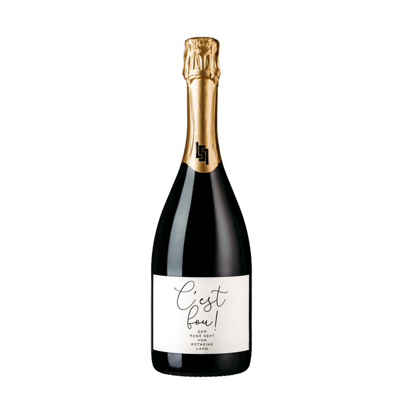 Flasche C’est fou, der Rosé Sekt von Lang, mit Goldkapsel und weißem Etikett
