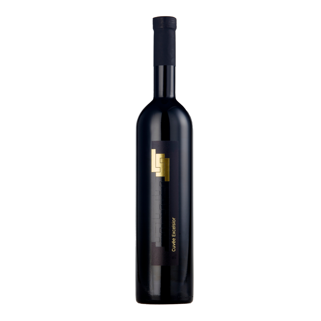 Flasche Cuvée Excelsior mit goldenem Lang-Monogramm auf schwarzem Etikett