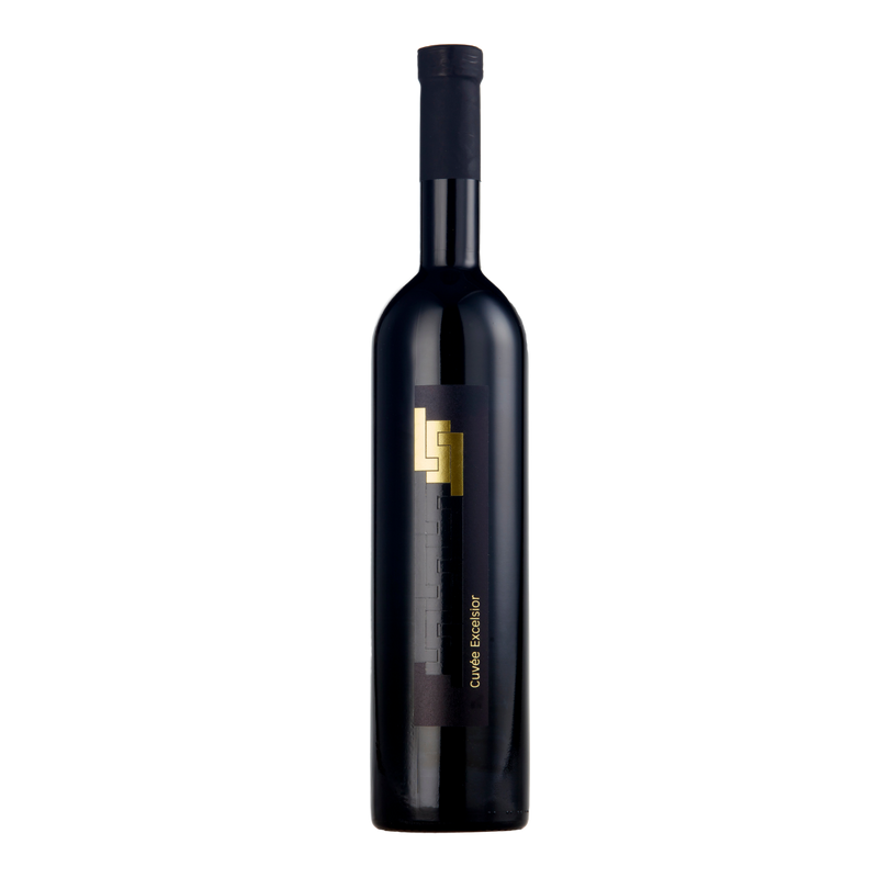 Flasche Cuvée Excelsior mit goldenem Lang-Monogramm auf schwarzem Etikett
