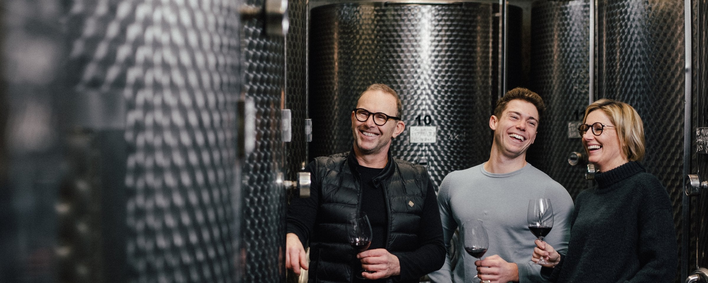 Andrea, Stefan und Stefan Andreas Lang im Weinkeller