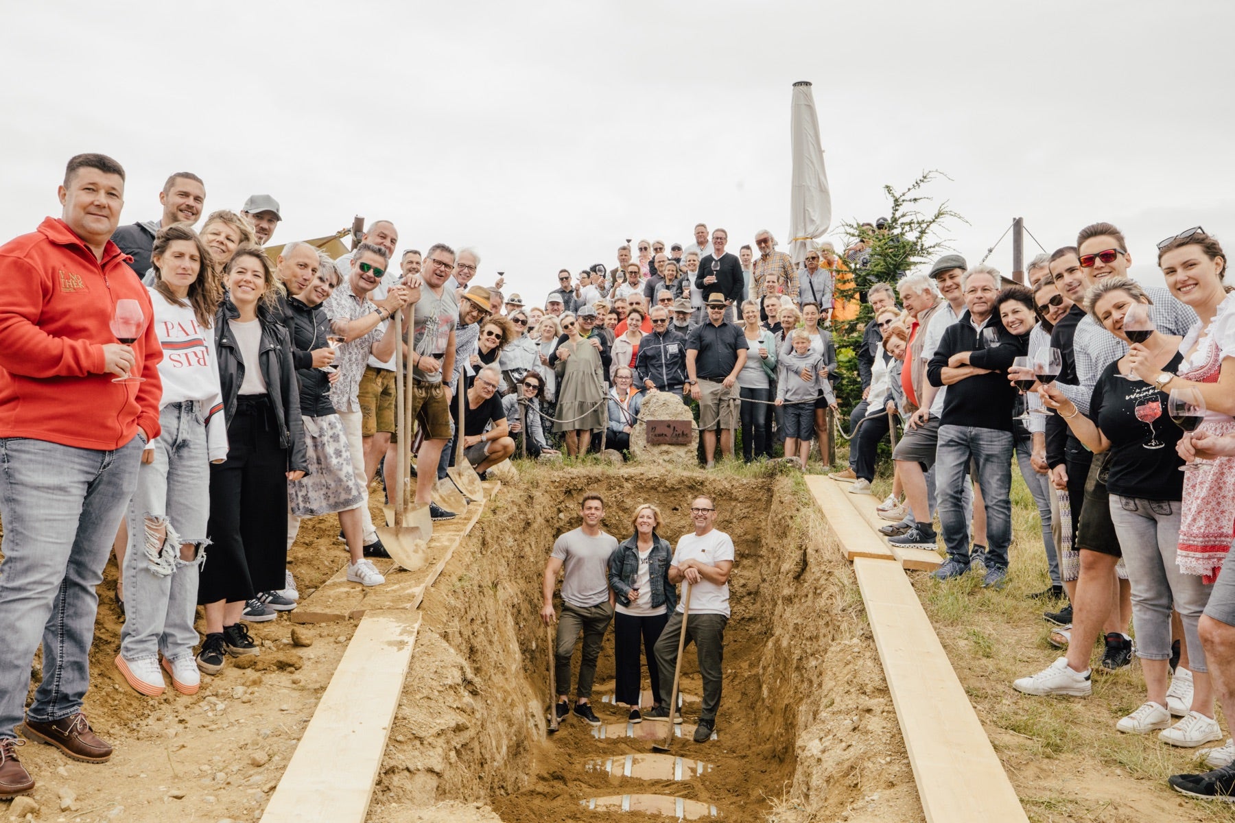 Gäste beim Fest der Rauen Liebe im Weingut Lang in Neckenmarkt