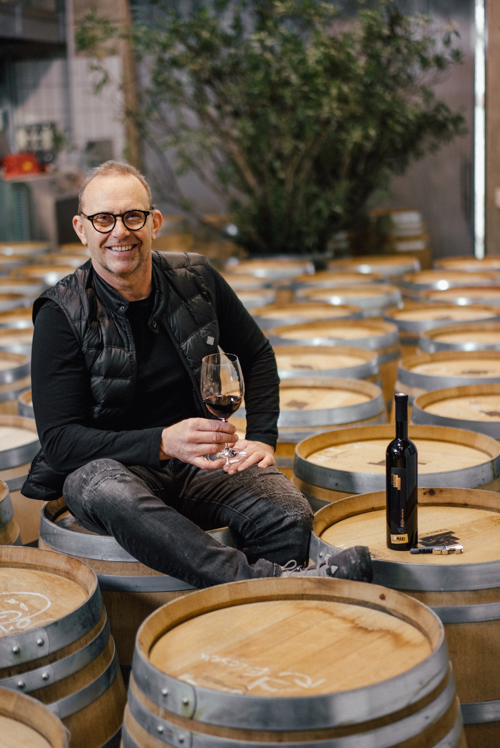 Stefan Lang, lachend im Freien am Weingut