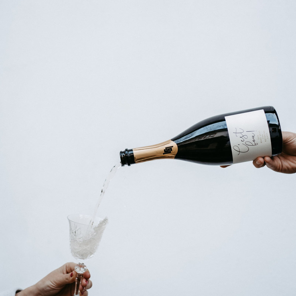 C’est fou Rosé Sekt wird in ein Kristallglas geschenkt