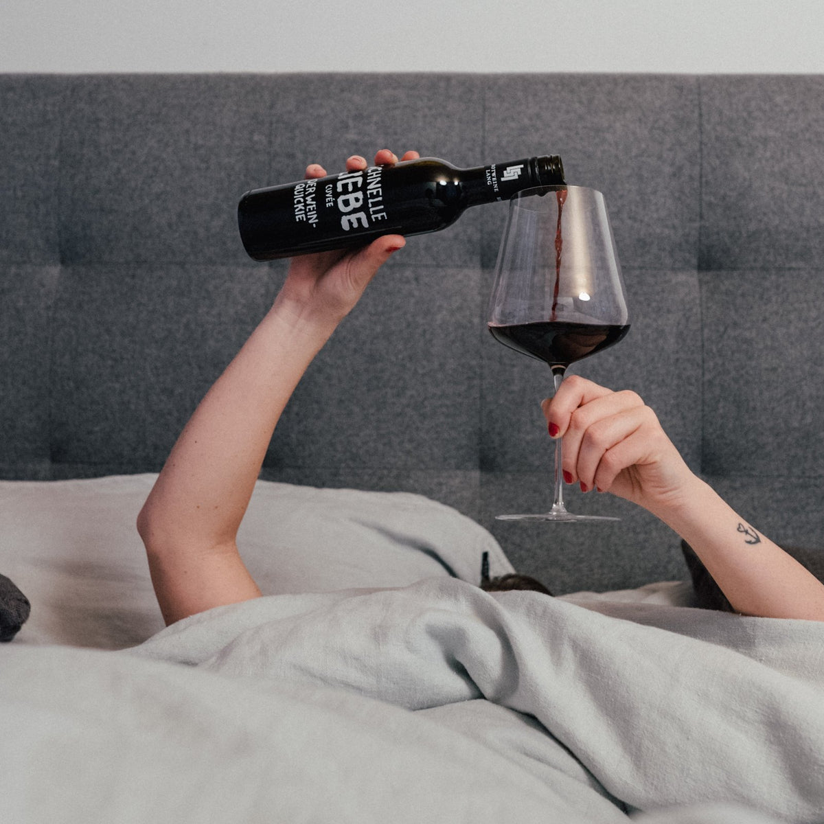 Schnelle Liebe wird im Bett ins Glas geschenkt