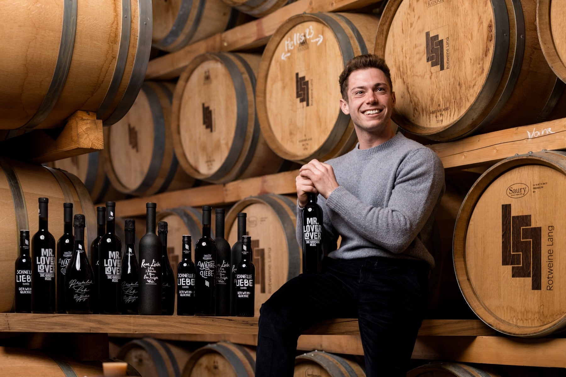 Stefan Andreas Lang mit einer Flasche im Barriquekeller
